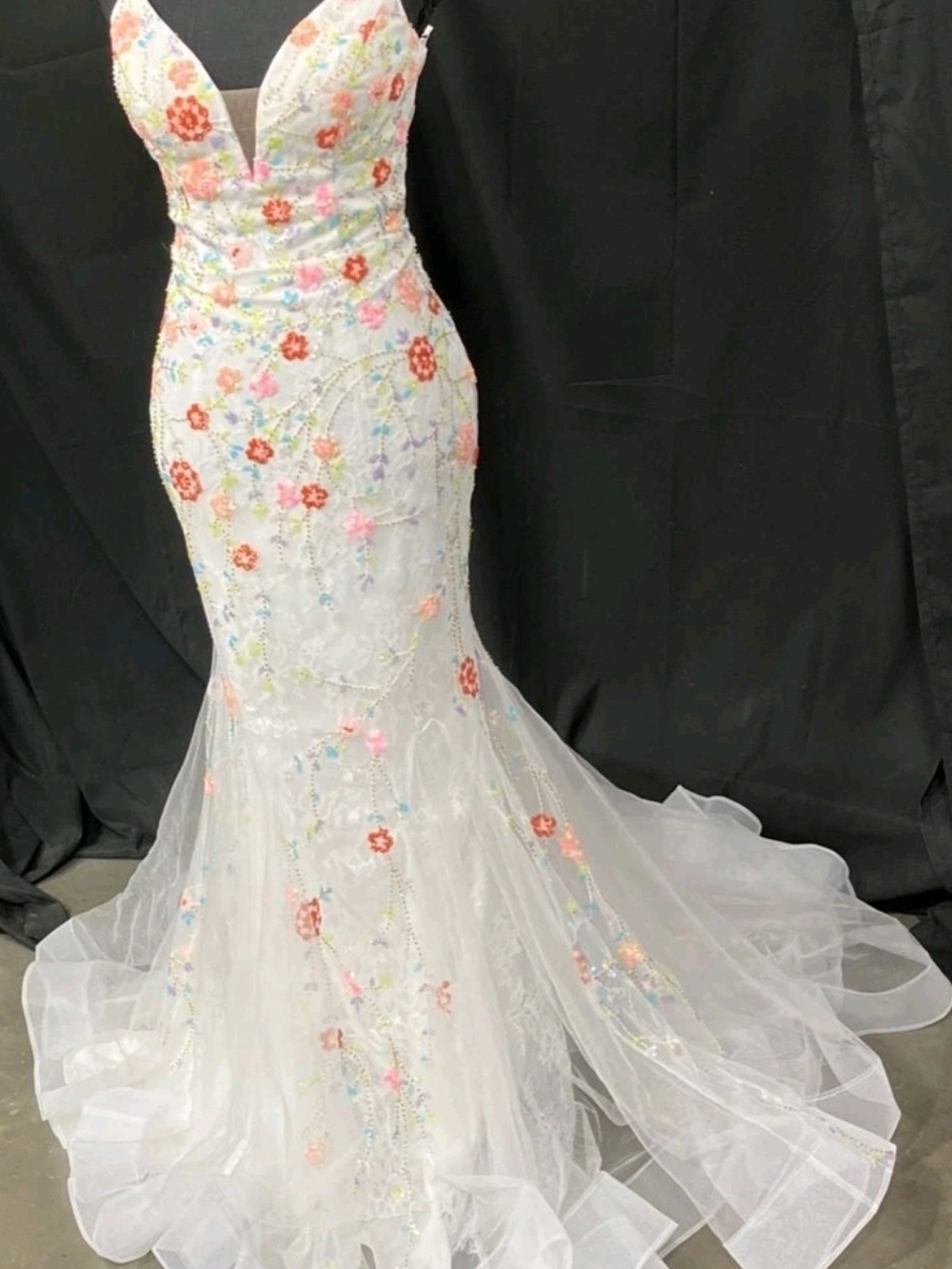 White Floral Embroidered Mermaid Wedding Dress size 6 euc